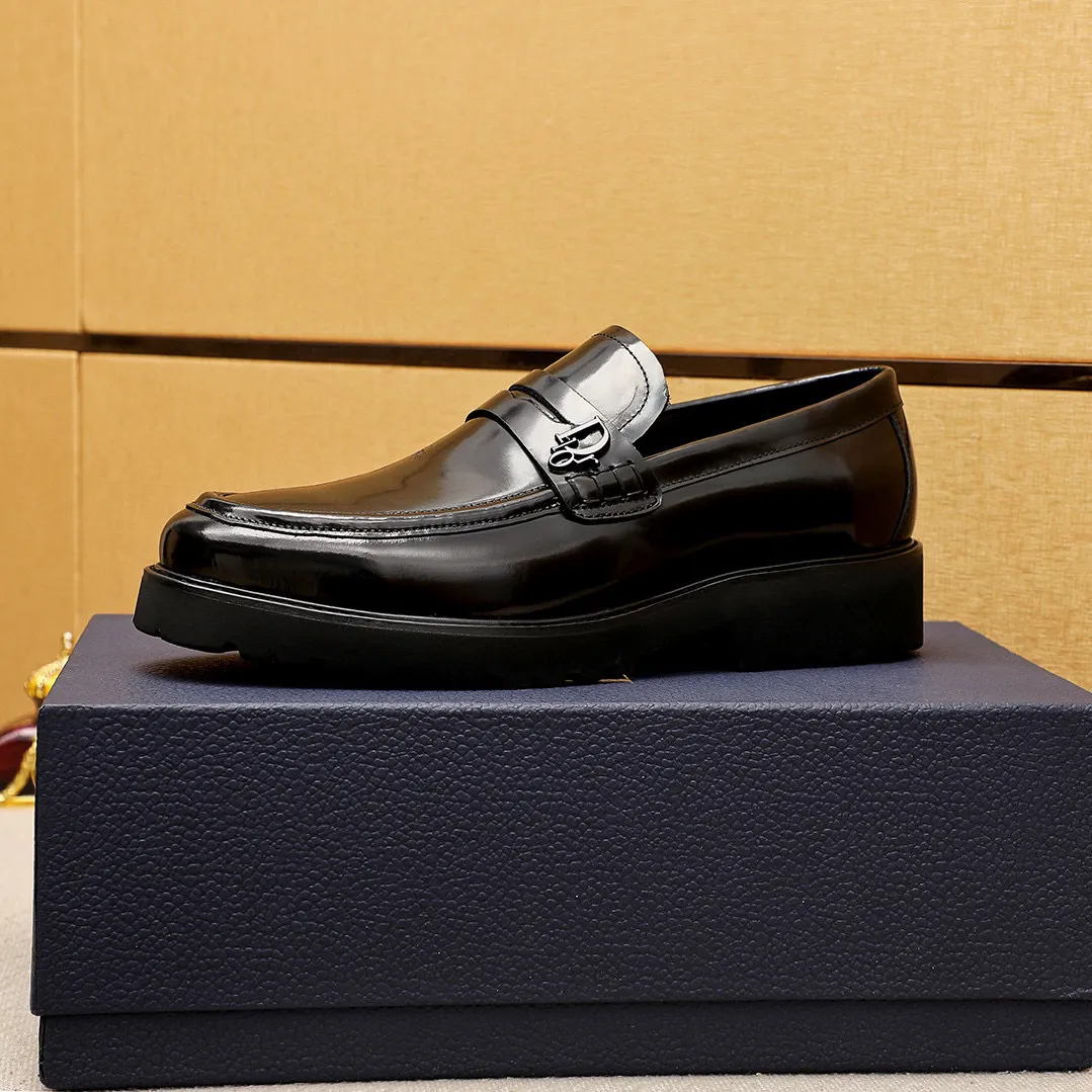 Men's shoes 💰460 💐 Product trademark: Dior "Dior" casual leather shoes Regular size: 39-44 (38.45🉑️customized) Product materials: Selected original open-edge beaded cowhide upper imported from Italy, imported water-dyed cowhide lining. Strong three-dimensional visual effect, foam outsole Color: 1⃣️color optional